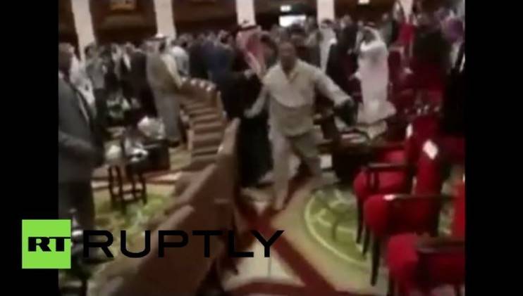 لكمات ومقاعد متطايرة في مؤتمر مكافحة "الدولة الإسلامية" في بغداد