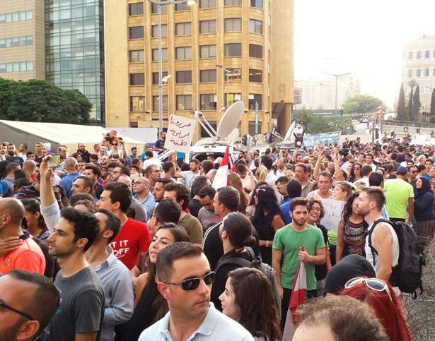 حملة «طلعت ريحتكم» نظمت اعتصاما امام السراي الكبير
رش مياه ورمي قنابل مسيلة للدموع لتفريق المتظاهرين