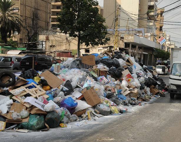 فوضى حرق النفايات تعمّ المناطق «وطلعت ريحتكن» ... الى الشارع مُجدداً
قزي يدعو الى الشارع إذا لم تفض العروض الثلثاء
مُحامو طرابلس تقدّموا بدعوى ضدّ من يُدخل النفايات اليها