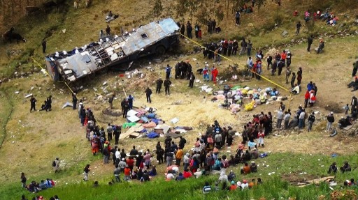 حادث انقلاب حافلة بالبيرو تودي بحياة العشرات وإصابة أخرين 
