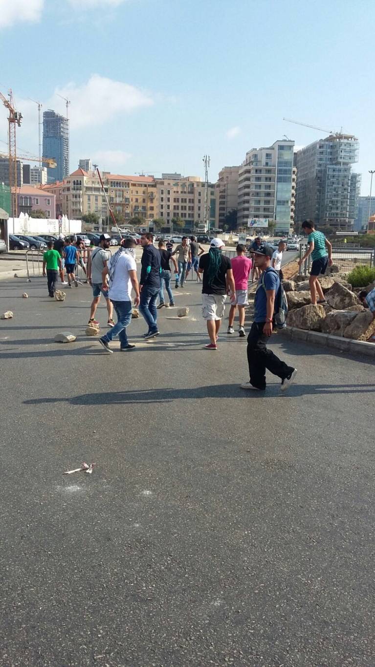 قوى الأمن: مندسون يقومون بقطع طرقات وإزاحة العوائق الحديدية