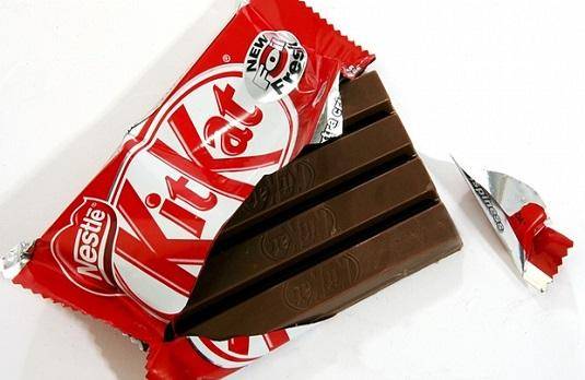 طُردا من عملهما بسبب الـKITKAT