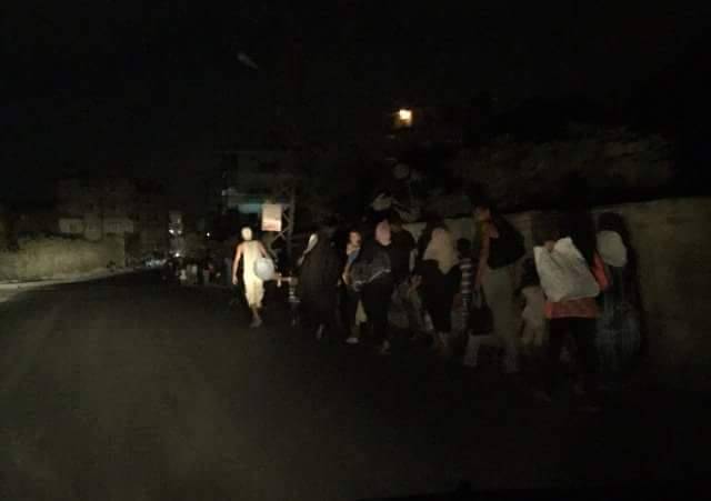 بالصورة عائلات فلسطينية تنزح من مخيم عين الحلوة مع ارتفاع حدة الاشتباكات