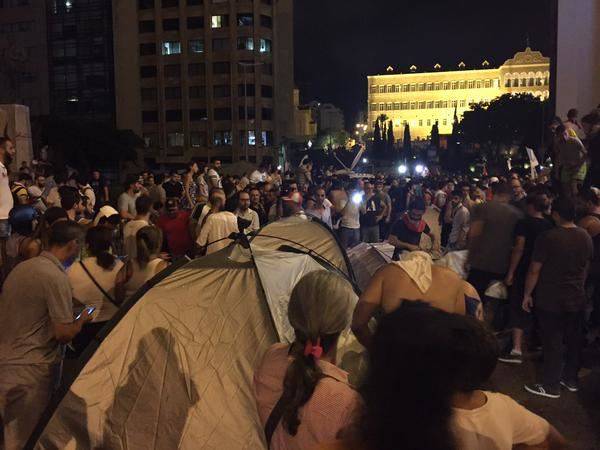 المتظاهرون ينصبون الخيم في وسط بيروت