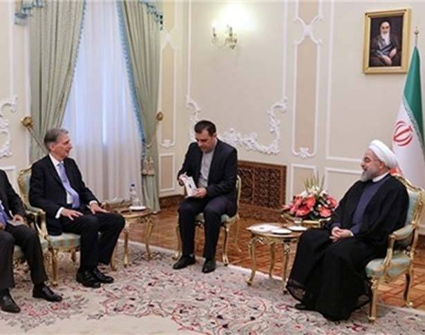 هاموند التقى روحاني :
حذرون في خطواتنا مع إيران