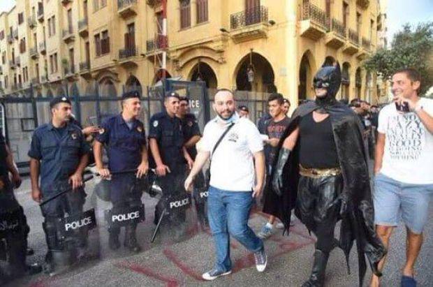 بات مان يشارك في مظاهرات طلعت ريحتكم