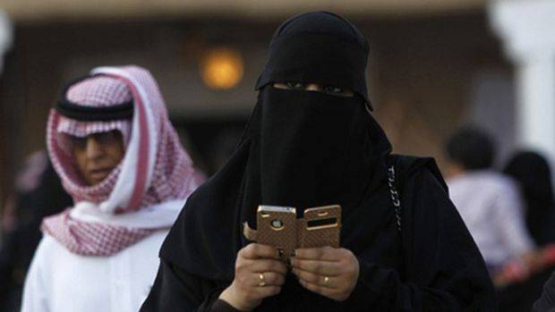 اصبحو يعانون من فوبيا الشعب.. شيوخ الامارات يحظرون كافة المكالمات الصوتية