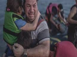 صورة مهاجر سوري تجسد معاناة آلاف الهاربين من جحيم الأسد