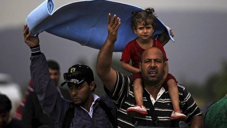 مقدونيا تفتح حدودها لعبور مئات المهاجرين.. وحراك أوروبي لاحتواء الأزمة