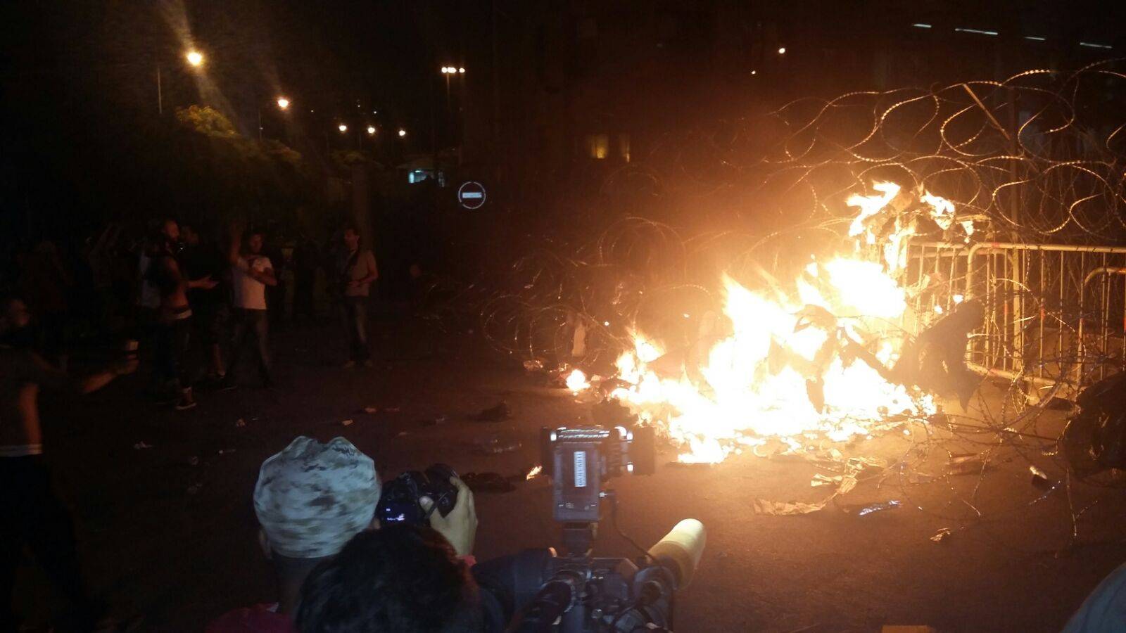 المندسون في اعتصام رياض الصلح يشعلون الشريط الشائك في رياض الصلح