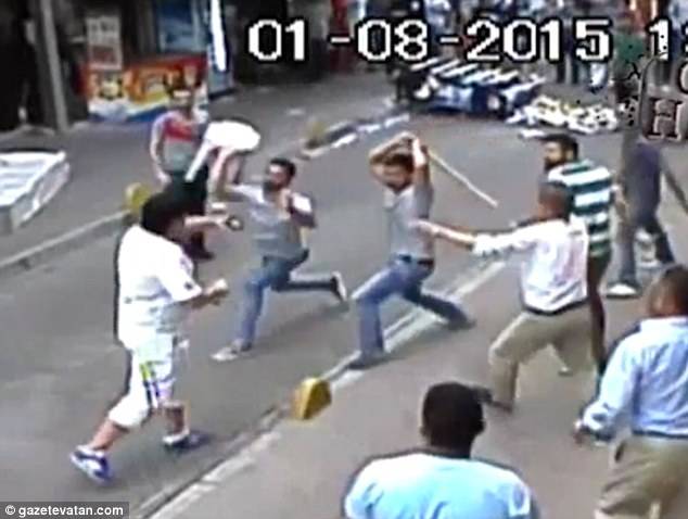 شاهد بالفيديو والصور .. عراك بين سائح ملاكم ومجموعة من أصحاب المحلات التجارية في تركيا!!