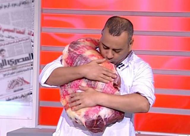 مذيع مصري يفاجئ جمهوره "فخذة عجل"