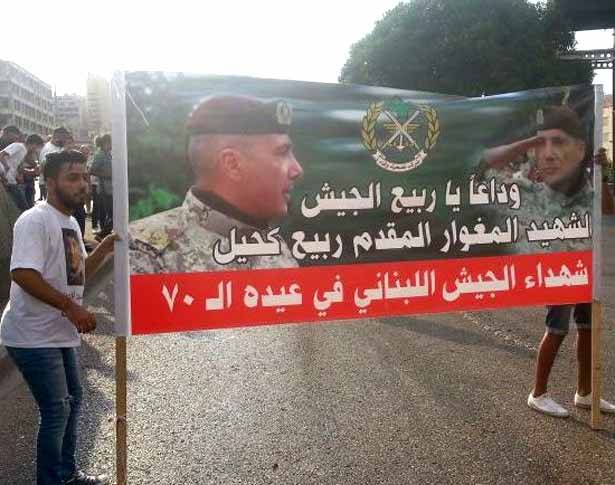 اهل الشهيد كحيل واقرباؤه يشعلون
الاطارات احتجاجاً على الحكم بحق قاتله