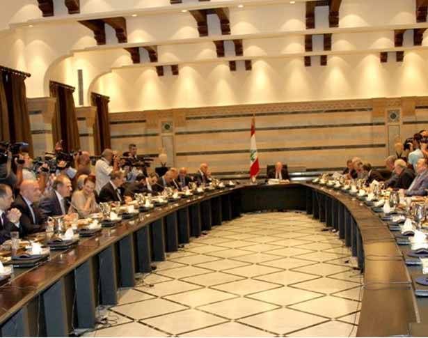 أطاح بمناقصات النفايات وأعاد الملف لدراسته ومصادر تتخوّف من «البدائل»
مجلس الوزراء أقرّ 100 مليون دولار لعكّار مُقابل «مطمر سرار»
جنبلاط وباسيل ينفيان صلتهما بالشركات الفائزة ويُندّدان بارتفاع أسعار العروض