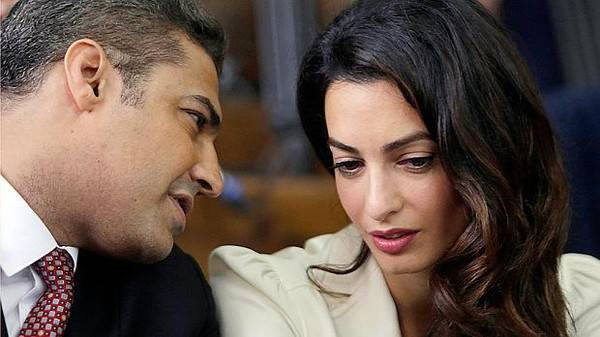 أمل كلوني ومراسل الجزيرة في محكمة الجنايات المصرية
السجن المشدد 3 سنوات على صحافيي الجزيرة في "خلية الماريوت"