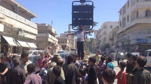 داعش يصلب 3 أشخاص أحياء في سوريا بتهمة 