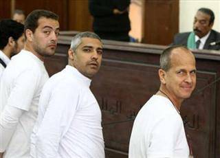 الحكم على 3 من صحفيي الجزيرة بالسجن 3 سنوات