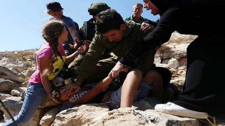 جندي إسرائيلي يعتدي بالضرب على طفل فلسطيني (فيديو)