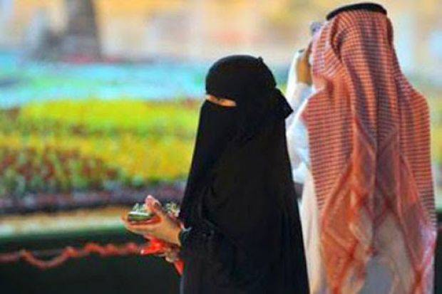 نيوزيلاندي يعتدي على سيدة سعودية وزوجها بالضرب في مجمع تجاري لهذا السبب