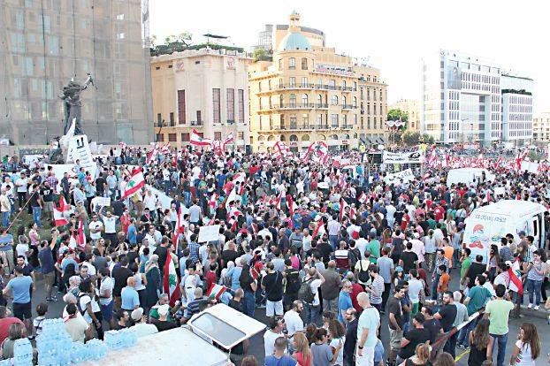 «وجع الناس» يجتذب الآلاف... وينذر السياسيين الفاسدين