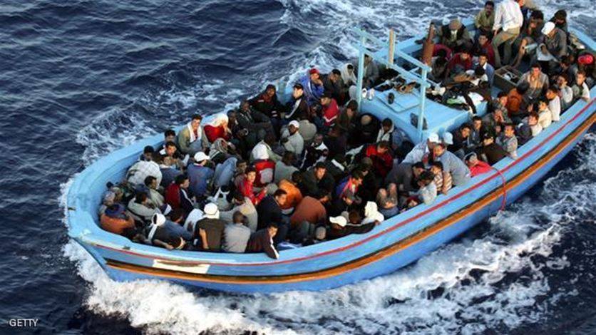 غرق قارب ينقل 400 مهاجرا الى ايطاليا
