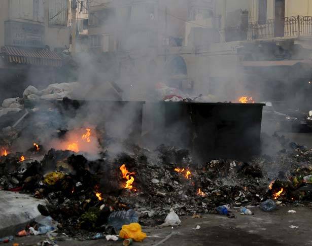 «عامية» النفايات رسالة الى فريقي النزاع