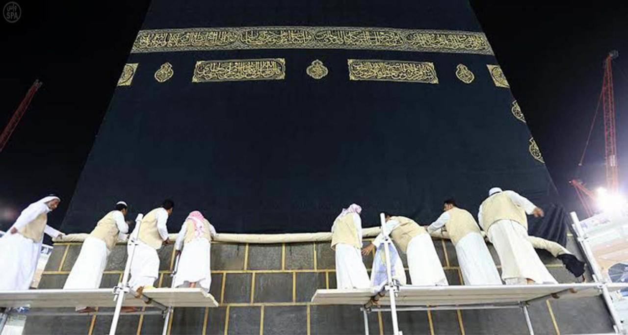 مع بدء توافد الحجاج.. رفع الجزء السفلي من كسوة 