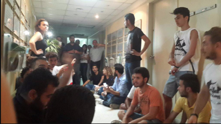 صورة أولية لشبان من حملة "طلعت ريحتكم"  داخل مبنى وزارة البيئة  وسط بيروت