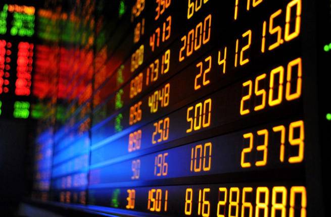 أسواق الخليج تتراجع بفعل النفط ومصر تصعد بعد كشف ضخم للغاز