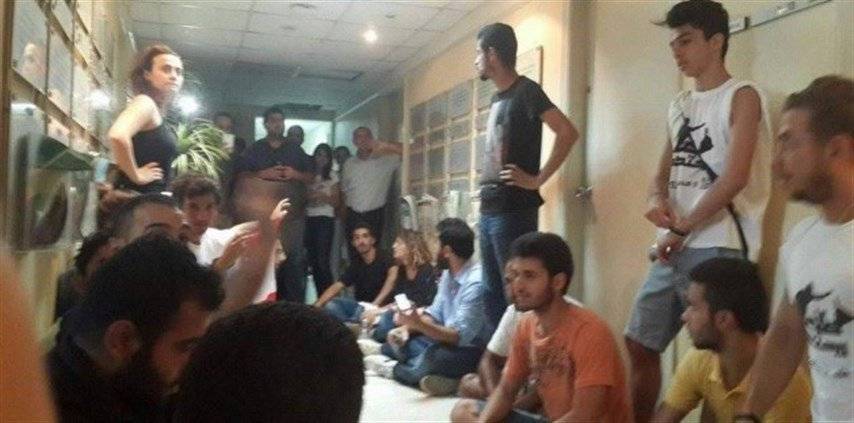 ماذا جرى بين العميد أيوبي والمعتصمين داخل الوزارة؟