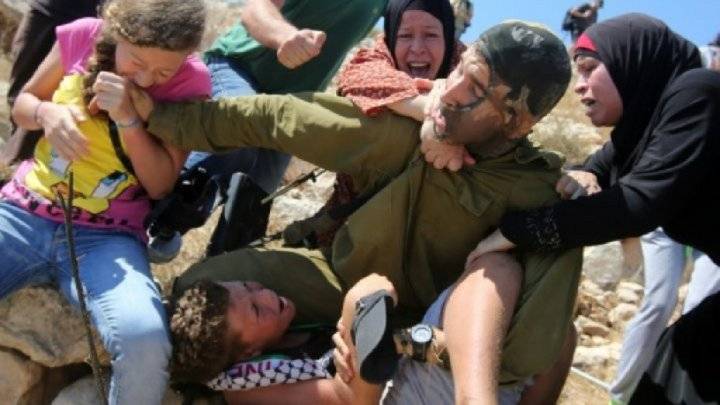 فيديو "تخليص" طفل فلسطيني من جندي إسرائيلي يلهب مواقع التواصل