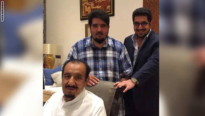 صورة للملك سلمان من المغرب مع "نواف بن فيصل" و"عبدالعزيز بن فهد"
