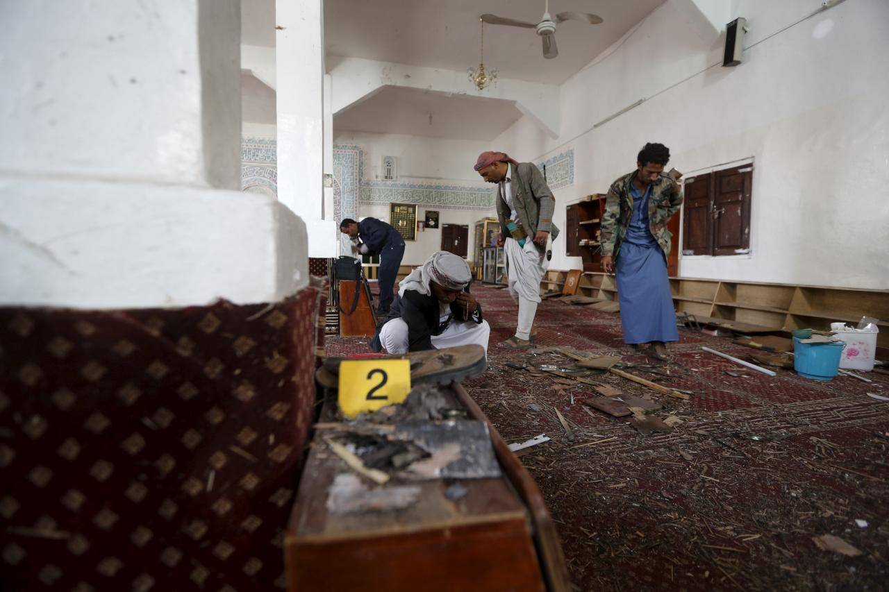 تبناه "الدولة".. ارتفاع قتلى تفجير مسجد بصنعاء لـ 32 قتيلاً