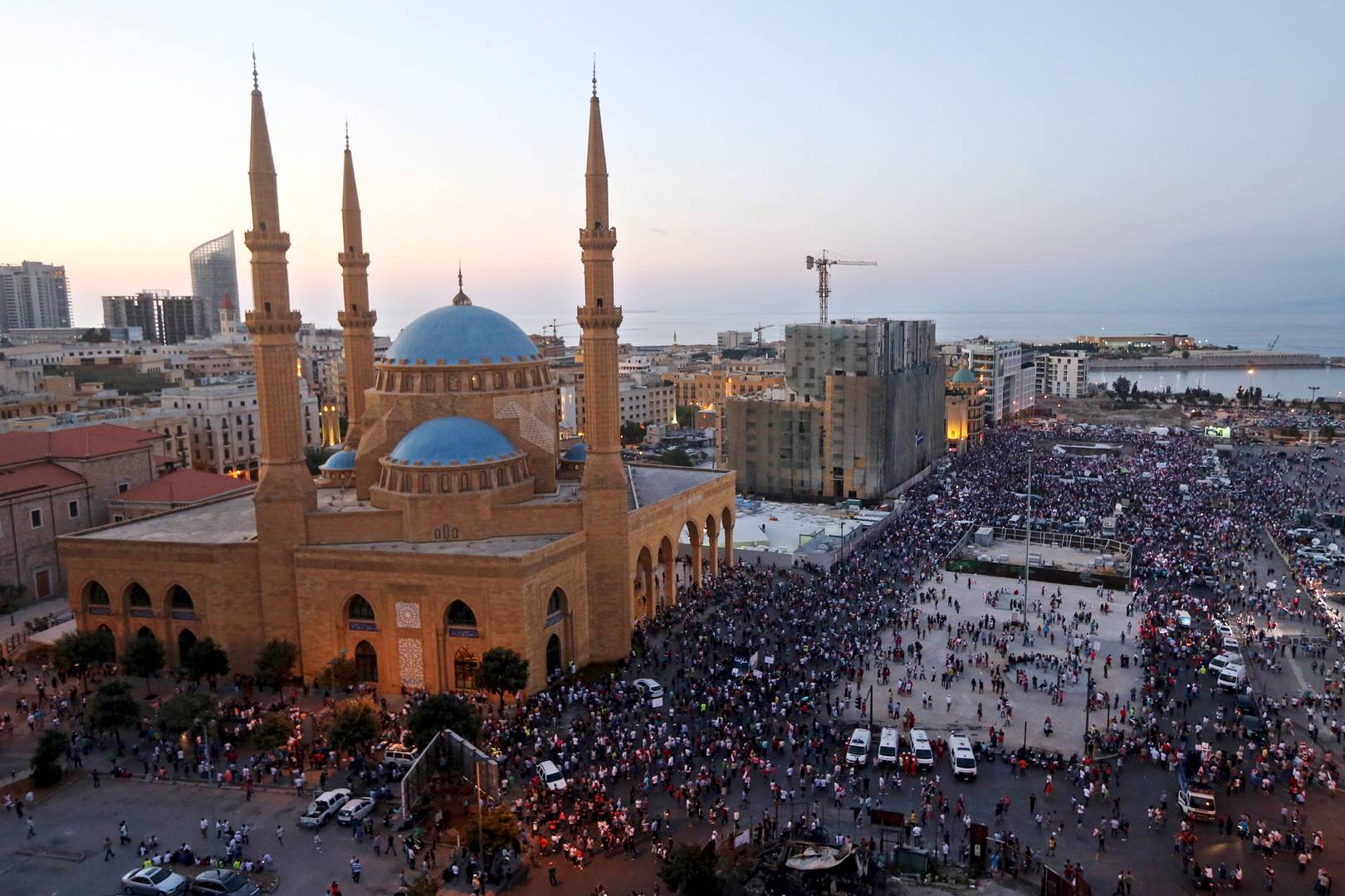 قطر تدفع ملايين الدولارات للمظاهرات في بيروت