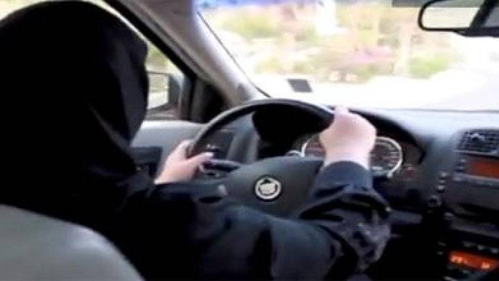 إيران: الشرطة تهدد بحجز سيارات السائقات غير المحجبات "بالشكل المناسب"