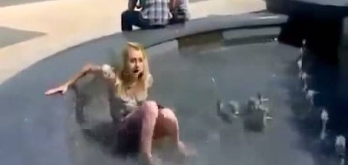 شاهد لحظة سقوط مذيعة في بحيرة أسماك على الهواء