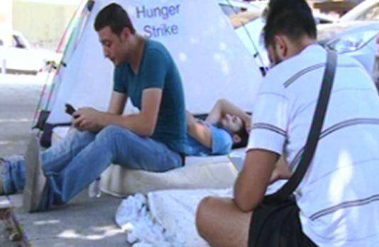 ارتفاع عدد المضربين عن الطعام أمام وزارة البيئة