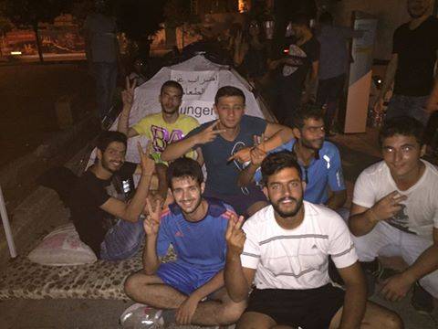 بالصورة : الشباب المضربون عن الطعام منذ يومين وحتى استقالة وزير البيئة محمد المشنوق