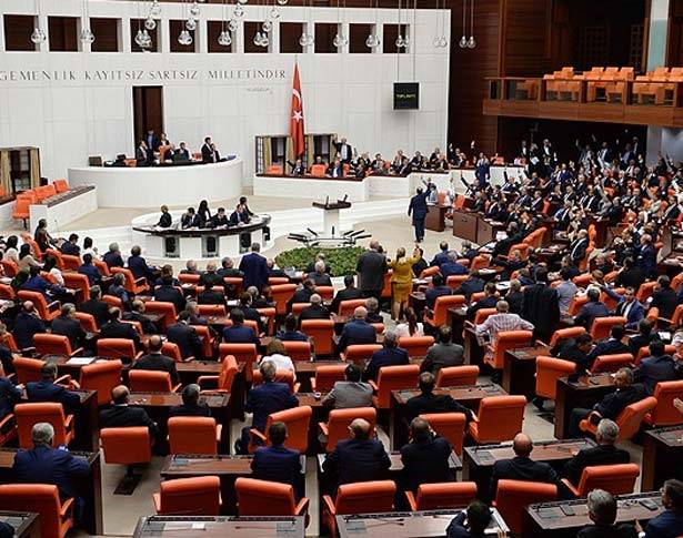 البرلمان التركي يجدد التفويض بعمليات عسكرية في سوريا