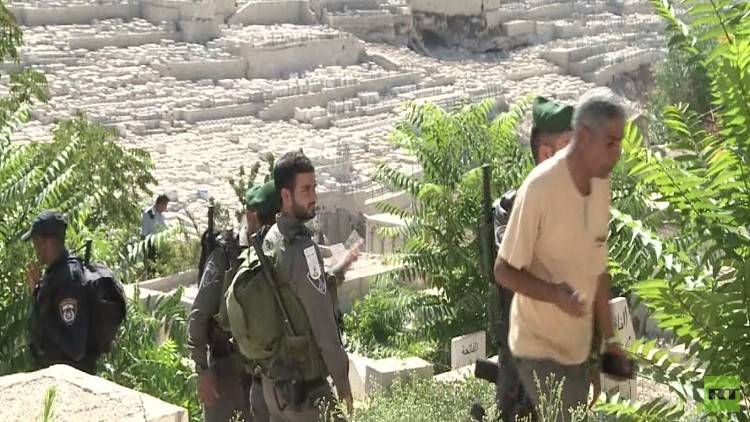 لا حرمة لمقابر الفلسطينيين في قانون الاستيطان