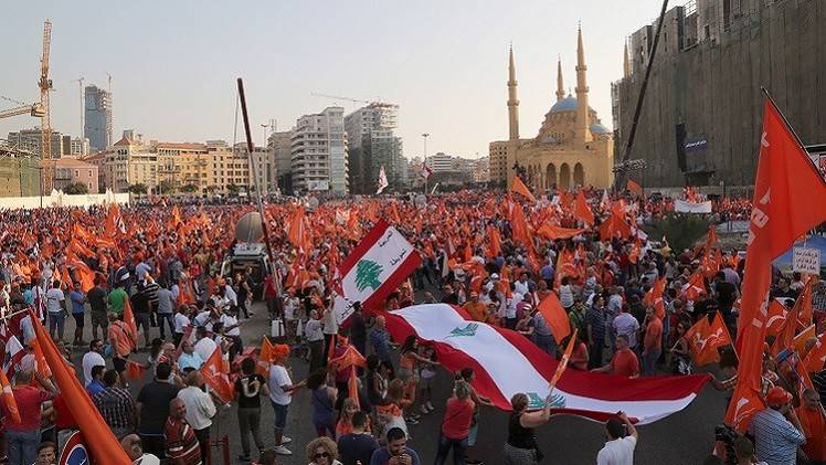 آلاف المؤيدين للعماد عون يتظاهرون في وسط بيروت للمطالبة بانتخاب رئيس للجمهورية
