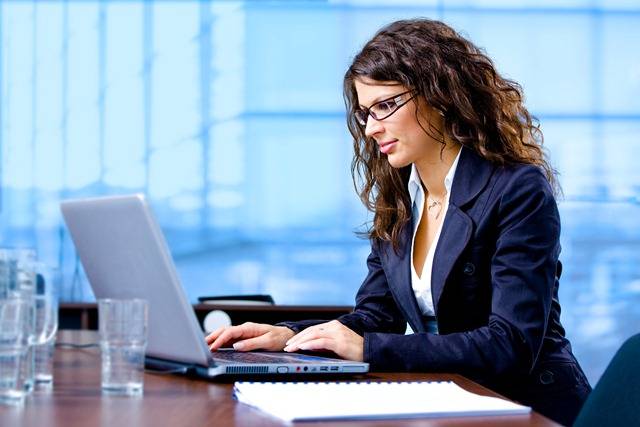 للمرأة العاملة.. 5 خطوات تمنحك بشرة ساحرة