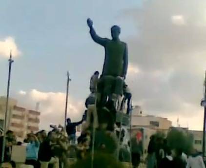إسقاط أكبر تمثال لحافظ الأسد في السويداء