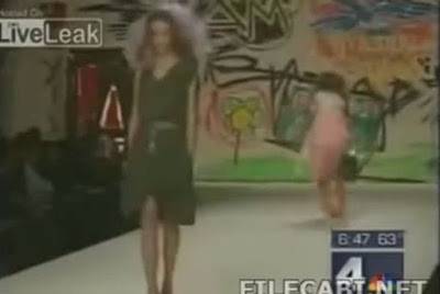 فيديو: نوبة ضحك هستيري تصيب مذيعًا بعد سقوط مفاجئ لعارضة أزياء