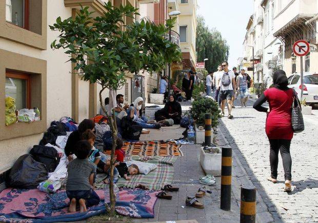 الديلي تلغراف: بريطانيا عليها واجب انقاذ (المسيحيين السوريين) فقط و(المسلمين) عليهم أن يذهبوا للخليج