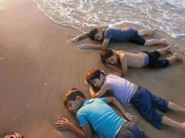 أربعة نماذج للطفل الغريق  في غزة وآخر في الهند