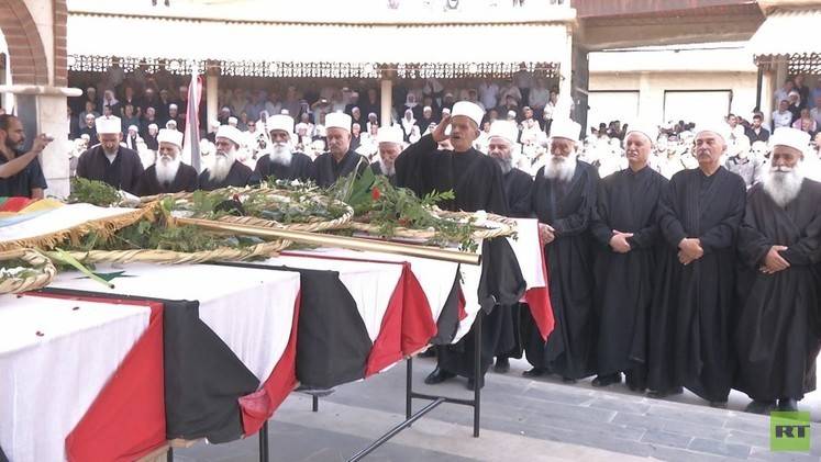 السويداء تدفن الشيخ البلعوس ولا تصدق رواية إعتقال المفجر