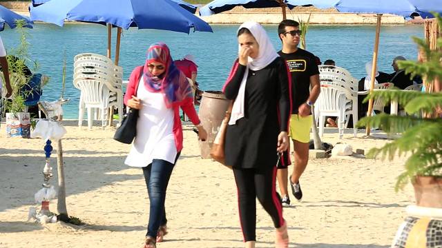 جدل بشأن منع المحجبات من نزول حمامات السباحة بمنتجعات في مصر