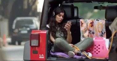 بالفيديو.. قرد يهاجم غادة عادل أثناء التصوير