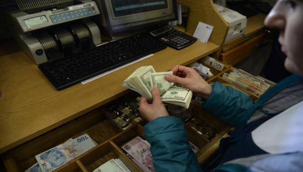 الليرة التركية تهبط إلى مستوى قياسي جديد أمام الدولار